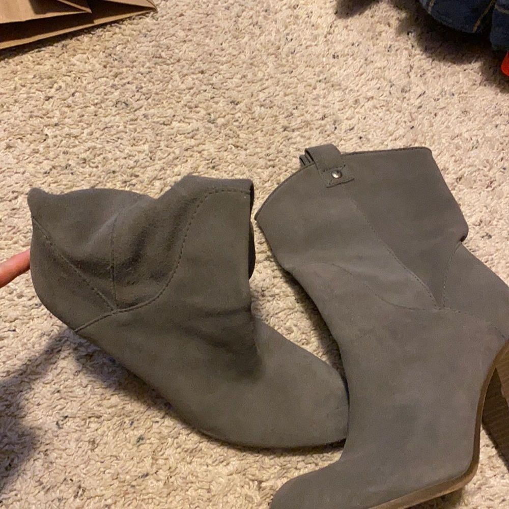 Like new 2inch gray soft and comfy boots!